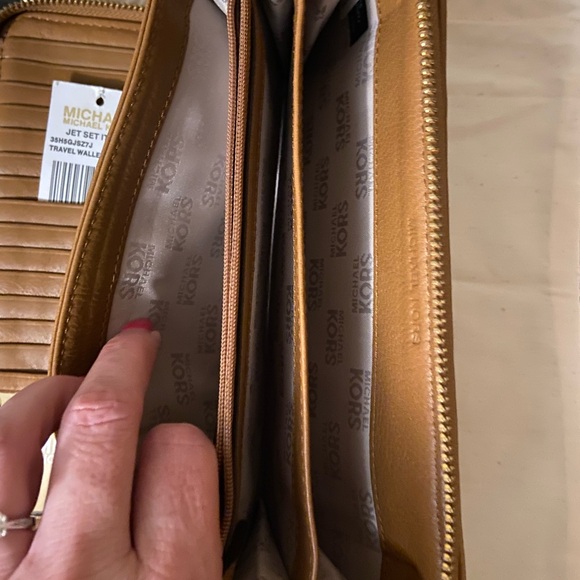 MICHAEL KORS JET SET ZIP AROUND TRAVEL WALLET - Picture 3 of 3